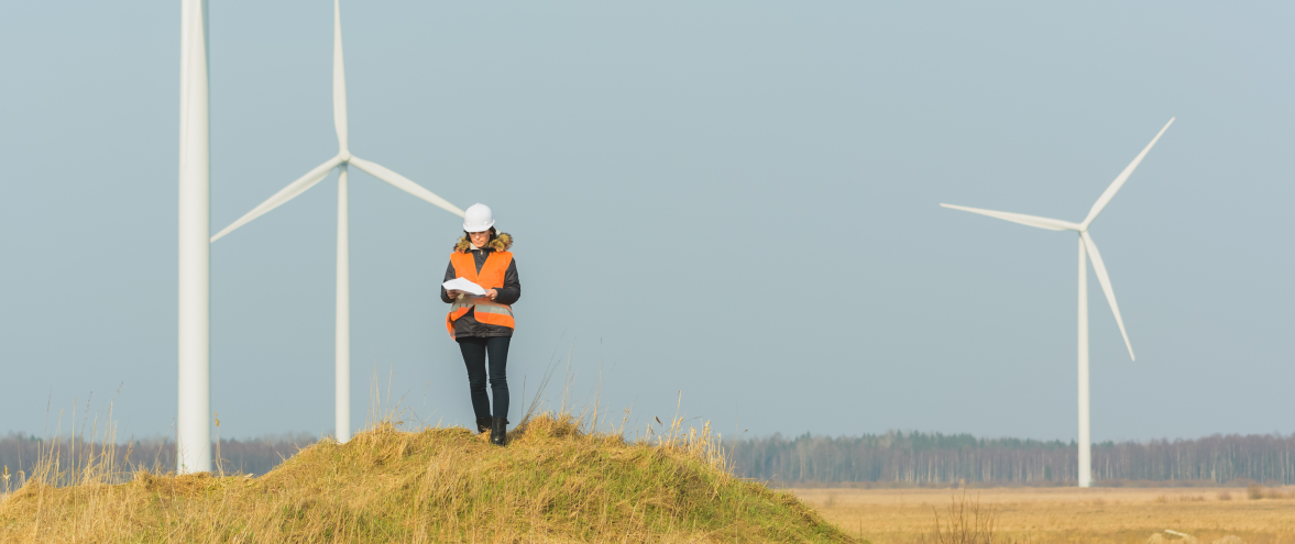Femme ingénieure contrôlant des éoliennes (Fotolia / Aleksejs)