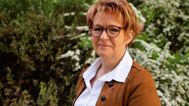 Pourquoi ce groupe ? Pascale Coton : La constitution de ce groupe de travail est directement issue de la motion d’organisation que nous avons votée lors du dernier Congrès. Il y est inscrit que « la parité est un objectif prioritaire de ce mandat ». Et qu’à cette fin, un groupe d’échange et de partage d’expériences sera chargé de proposer des leviers de progrès au sein des structures CFTC que sont les syndicats, fédérations et unions géographiques. Nous y sommes ! Nous avons débuté ces travaux le 31 janvier, et établi un calendrier pour des points d’étape réguliers. Ce groupe qui traite de l’avancée des femmes inclut des hommes. Pourquoi ? Notre groupe compte en effet huit femmes et trois hommes. Et leur participation nous est chère. Il serait absurde de vouloir ériger les intérêts des femmes contre ceux des hommes. C’est un cliché contre-productif, qui vient renforcer des peurs. Au-delà, il y a aussi cette idée plus fine, cette conviction très forte que l’égalité est l’affaire de tous. Que, dans tout collectif, ce qui bénéficie aux femmes bénéficie de fait aux hommes. C’est seulement en respectant ce principe que nous pourrons avancer. Quel diagnostic avez-vous déjà pu opérer ? Sur 14 fédérations et 16 unions régionales CFTC, soit 928 conseillers, 299 sont des femmes, soit 32 % – un peu moins du tiers. Et, parmi ces 299 femmes, seules un peu plus de 21 % d’entre elles exercent les fonctions de dirigeantes, vice-présidentes et adjointes comprises. C’est évidemment trop faible, d’autant que la parité pourrait devenir bientôt un critère de représentativité. Comment expliquer cette faible part ? Comment briser le fameux « plafond de verre »[1] ? En réalité, il y a plusieurs freins à l’accès des femmes aux postes à responsabilité. Elles sont souvent plus questionnées sur leur ambition, plus culpabilisées à cause des schémas imposés dans nos sociétés, selon lesquels elles doivent « tenir » la maison, s’occuper des enfants, voire de parents devenus dépendants… Il est difficile de déconstruire des logiques culturelles ! La question du temps – de la conciliation des temps – est aiguë, mais il y a d’autres facteurs très prosaïques. Un réseau moins important, en moyenne, que celui des hommes, par exemple. Les quotas sont-ils la solution ? Ce n’est pas si simple ! D’abord, on n’impose pas un chiffre comme cela, du jour au lendemain. Il faut placer le curseur à un endroit raisonnable, suffisant pour enclencher une dynamique, sans décourager d’emblée. Il s’agit aussi d’éviter les contournements, du type : un titulaire homme + une femme suppléante ! Les quotas constituent une aide, un outil intéressant. Mais être élue ou désignée ne constitue pas une fin en soi. La question est plutôt : comment rester ? Comment ne pas devenir un « prête-nom » qui servirait une parité artificielle ? Comment favoriser l’engagement durable ? Avez-vous d’ores et déjà des pistes ? Nous avons identifié plusieurs axes d’action, car l’essence même de notre groupe est le partage des bonnes pratiques en la matière. De la même façon que nous avons opéré un tour de table, lors de la première session, sur les freins ou coups de pouce rencontrés dans notre parcours syndical, nous allons recenser les initiatives des structures CFTC en faveur de l’égalité. Nous allons en constituer un répertoire, qui servira de socle pour impulser une dynamique en ce sens au sein du mouvement. Il est nécessaire de sensibiliser et informer nos mandatés, pourquoi pas via l’intégration d’un module « Égalité » dans la Fime[2] ? Outre ces actions de sensibilisation, de réflexion, il convient, bien sûr, d’accompagner spécifiquement ces militantes. Vous pensez à des formations qui leur seraient dédiées ? En effet. La prise de responsabilité des femmes, pour être pérenne, doit se préparer en amont. C’est un peu l’idée qui prévaut dans la constitution actuelle de « cabinets fantômes »[3], sorte d’antichambres où s’organise la future gouvernance. La question du réseau se pose avec la même acuité. À l’Assemblée nationale, par exemple, le réseau « T’es pas toute seule » assure aux députées un soutien identifié. Pourquoi les débutantes CFTC ne bénéficieraient-elles pas, elles aussi, des conseils de leurs aînées actuellement en poste ? Encore une fois, il ne s’agit pas d’ériger les femmes contre les hommes, mais de fixer, pour nos militantes, de bonnes conditions d’accueil, d’intégration et d’exercice de leur mandat.